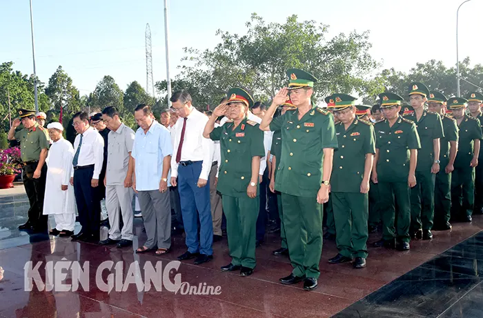 Đoàn cán bộ viếng Nghĩa trang Liệt sĩ tỉnh Kiên Giang